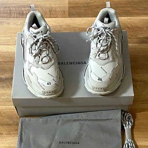 MEN'S ALLOVER LOGO TRIPLE S SNEAKER IN GREY
